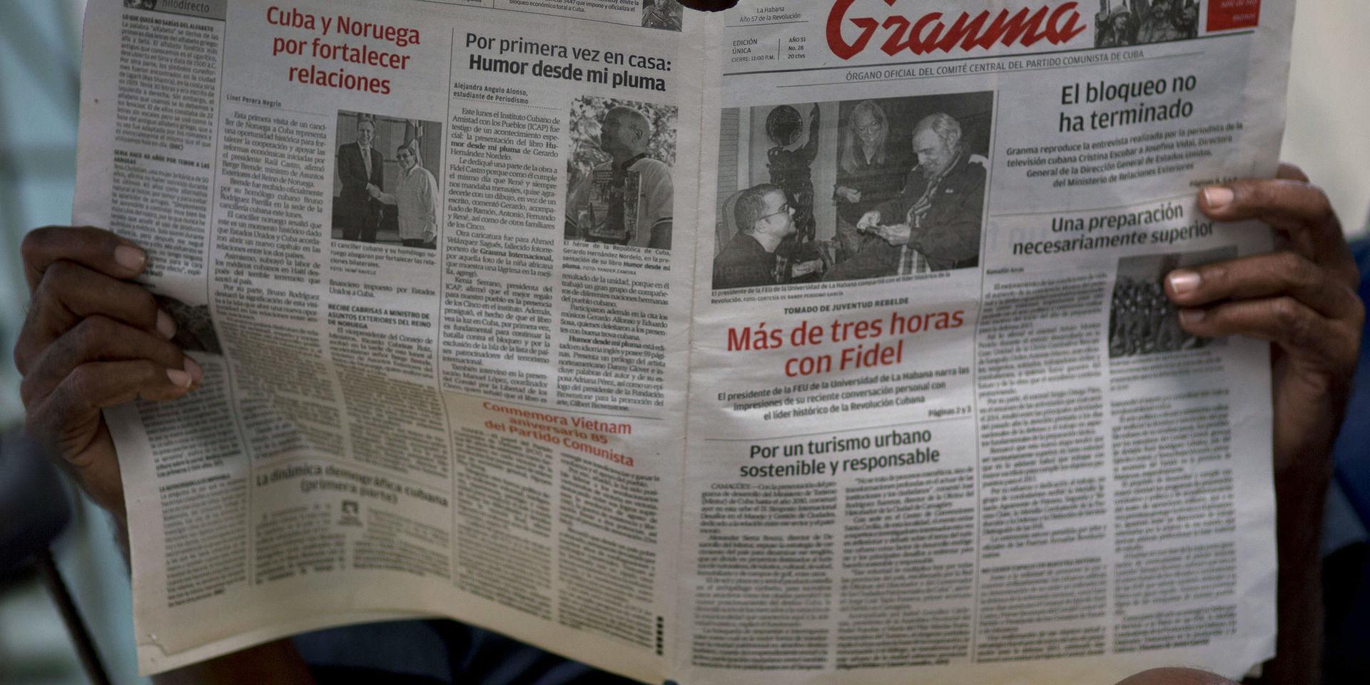 En man läser ett exemplar av det kubanska kommunistpartiets officiella organ Granma, ett av de medier som stängts av på Twitter. Arkivbild. 