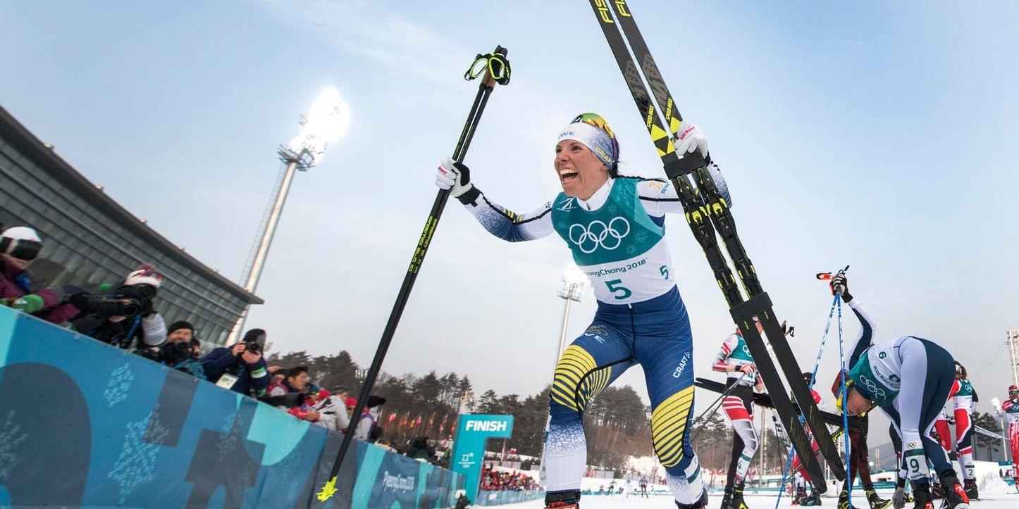 Charlotte Kalla jublar efter ha tagit guld i skiathlon, det första i OS.