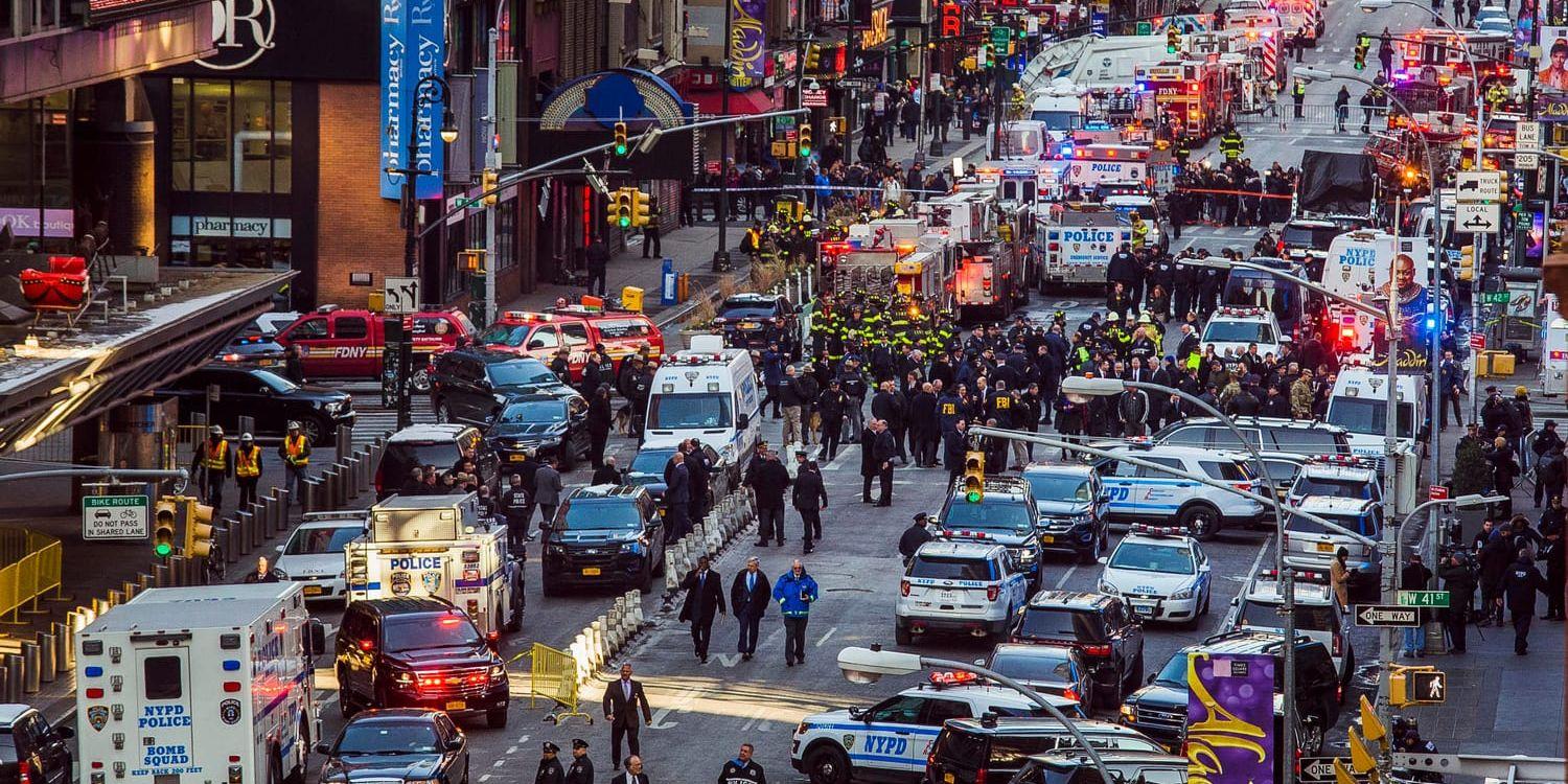 Bombexplosionen på en tunnelbanestation i närheten av Times Square i New York ledde till en omfattande polisinsats.