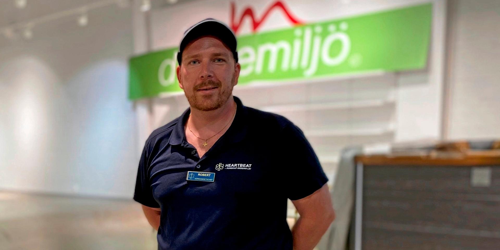 Robert Sjöholm äger företaget Heartbeat HLR som vaccinerar på Tanums shoppingcenter.