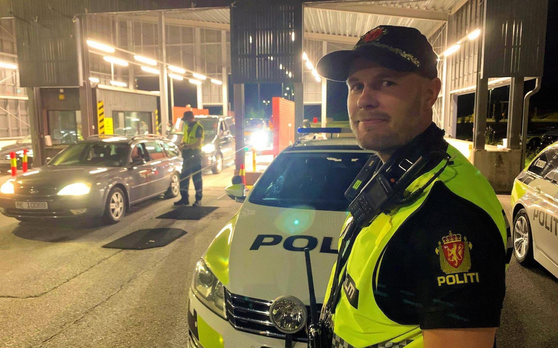 - Vi har en kö som nu är 30 minuter lång. Vanligtvis vid midnatt är det en bil i minuten, sa politibetjent Jørgen Utne vid gränskontrollen vid Svinesund omkring midnatt.