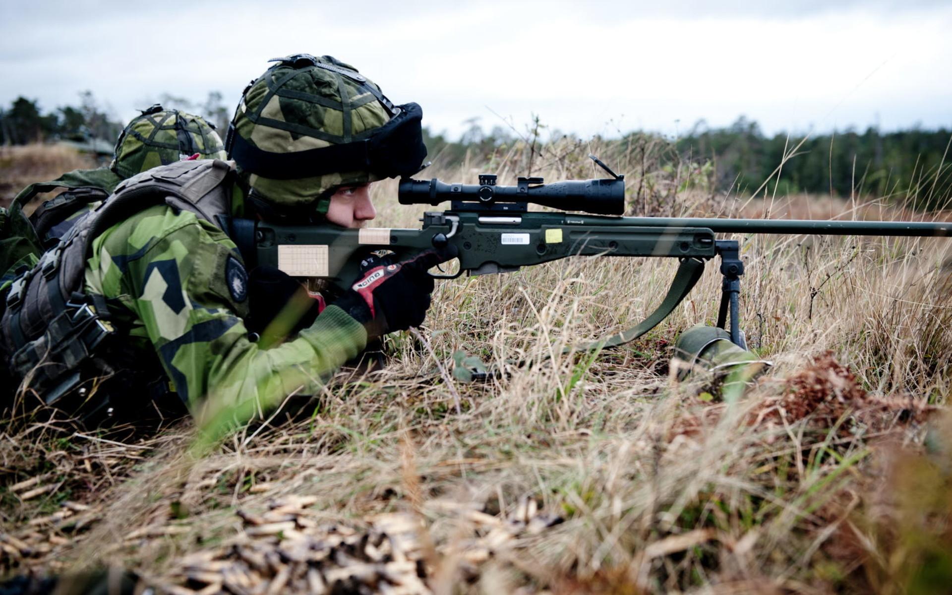 Prickskyttegevär 90 är en vidareutveckling av brittiska L96A1 och anses, enligt Försvarsmakten, som ett av världens bästa prickskyttegevär. Fungerar effektivt i temperaturer ned till minus 40 grader och har en effektiv räckvidd på cirka 800 meter. Magasinet rymmer tio patroner med en kaliber på 7,62 mm.