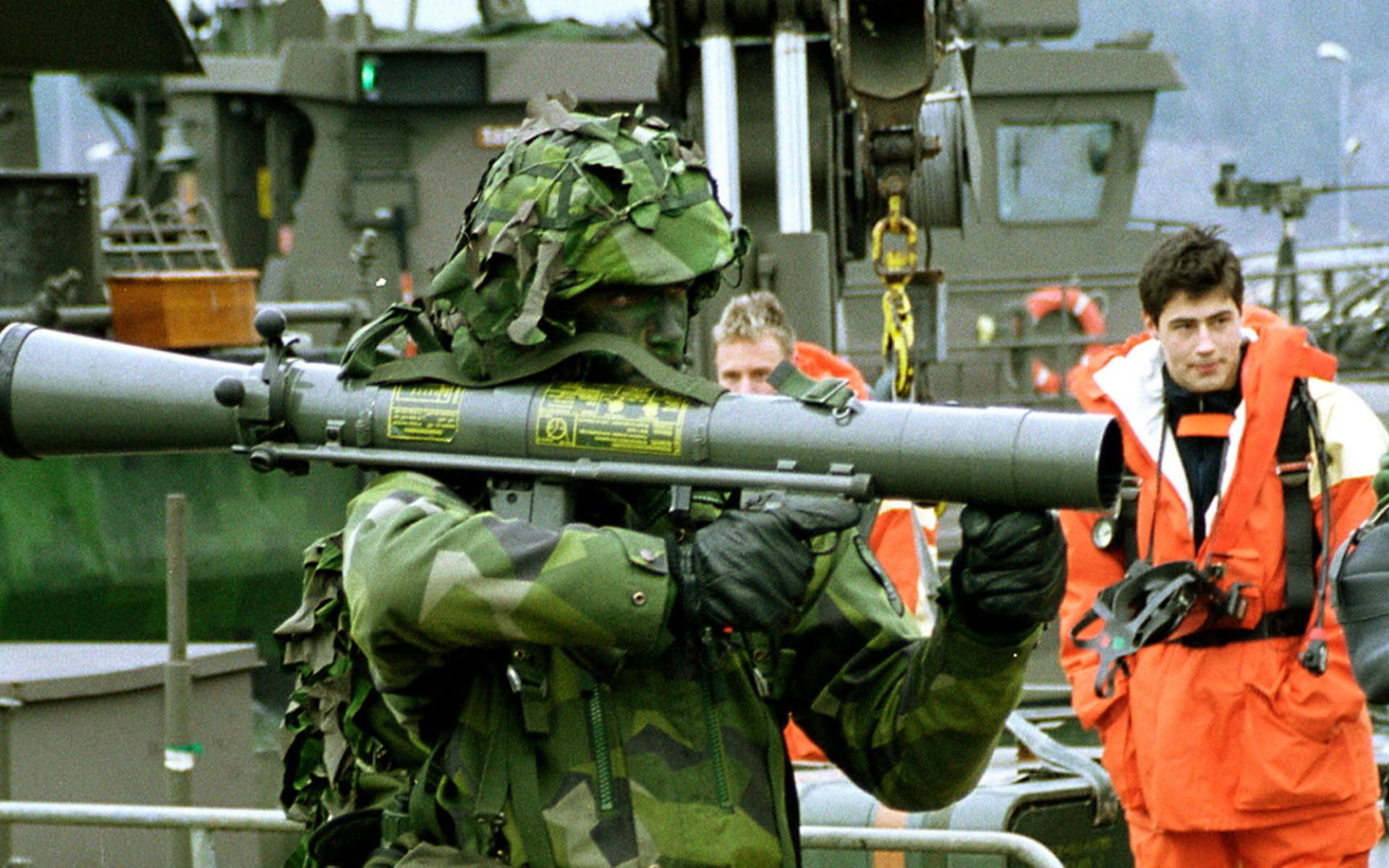Granatgevär 48 samt 86 är i stor sett likvärdiga vapen vars ursprungsversion togs fram i Sverige på 40-talet. Kan laddas med olika typer av ammunition beroende på om trupp, pansar eller byggnader är målet. Kan också användas för att skjuta rök- och lysgranater.