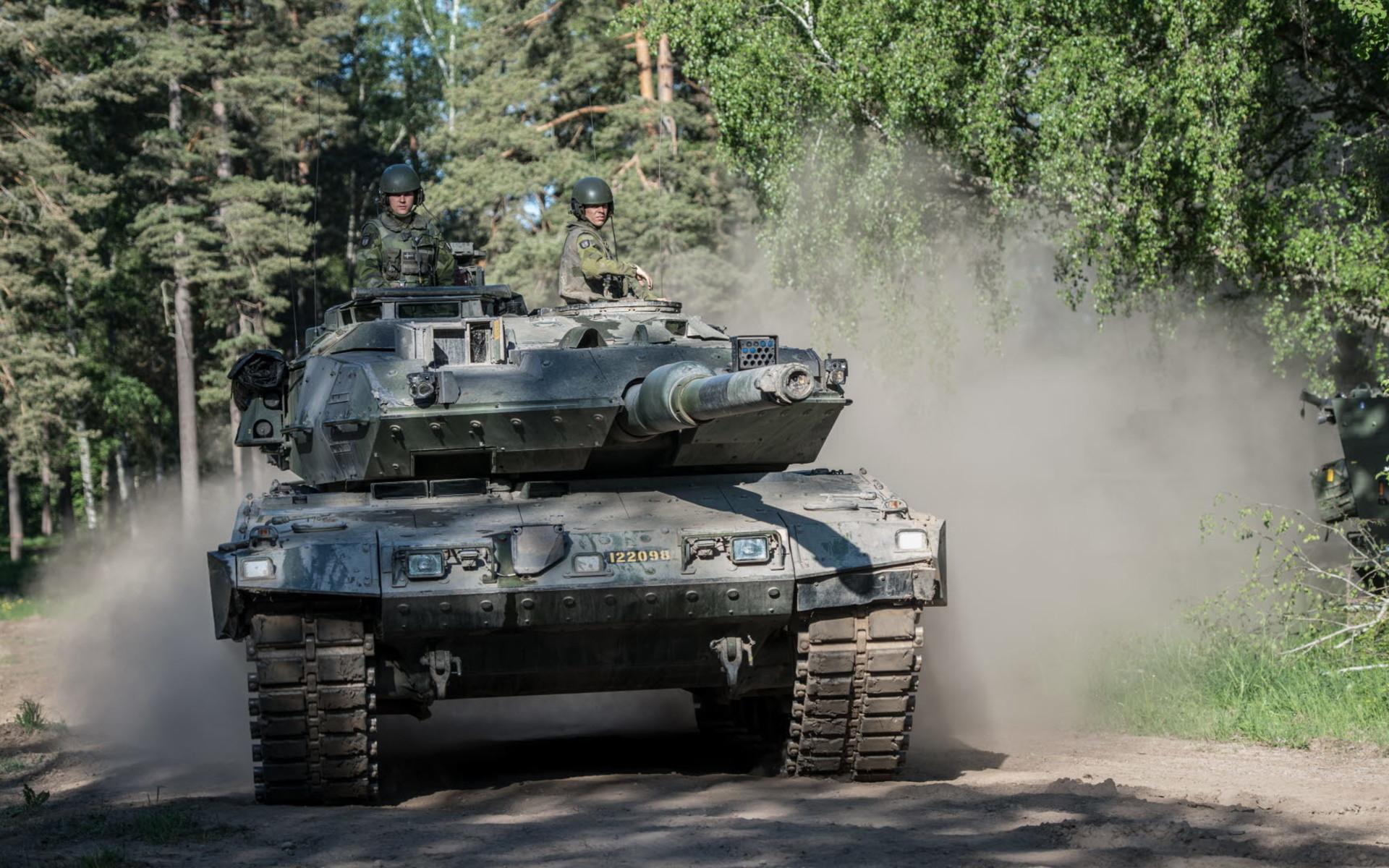 Stridsvagn 122 utgör kärnan i pansarbataljonerna och är en modifierad version av den tyska stridsvagnen Leopard 2. Utrustad med en 120 mm kanon som kan vridas 360 grader, två 7,62 mm kulsprutor och åtta rökkastare. Väger drygt 60 ton och har en maxhastighet på 70 km/h. Kan bekämpa mål på upp till fyra kilometers avstånd.