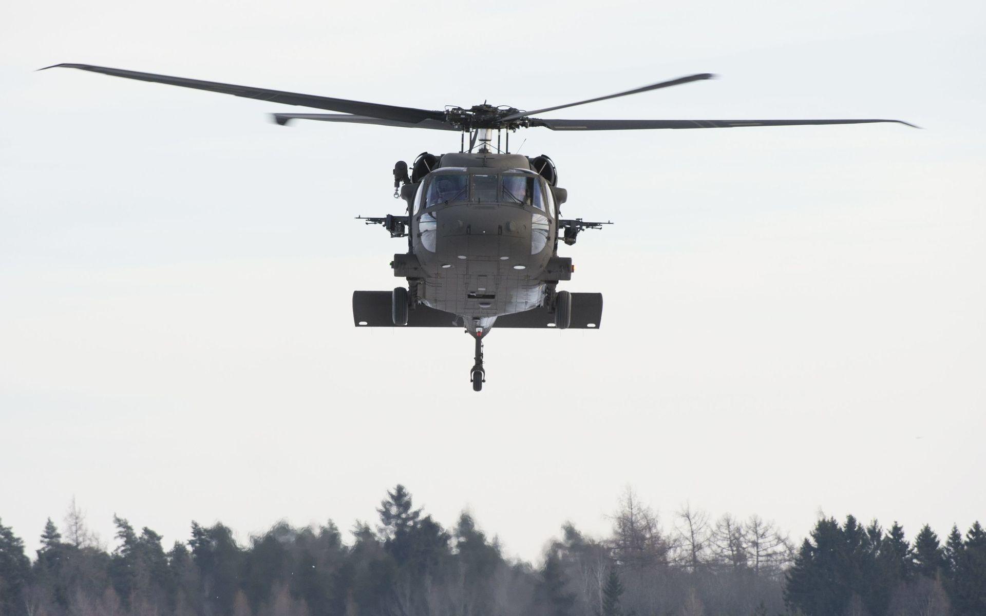Helikopter 16 är den svenska benämningen på amerikanska Blackhawk, vilka köptes in i samband med den svenska insatsen i Afghanistan. Utrustad med två 7,62 mm kulsprutor samt olika typer av skyddssystem för att kunna avvärja angrepp. Används främst till transport av trupp, materiel och skadade.