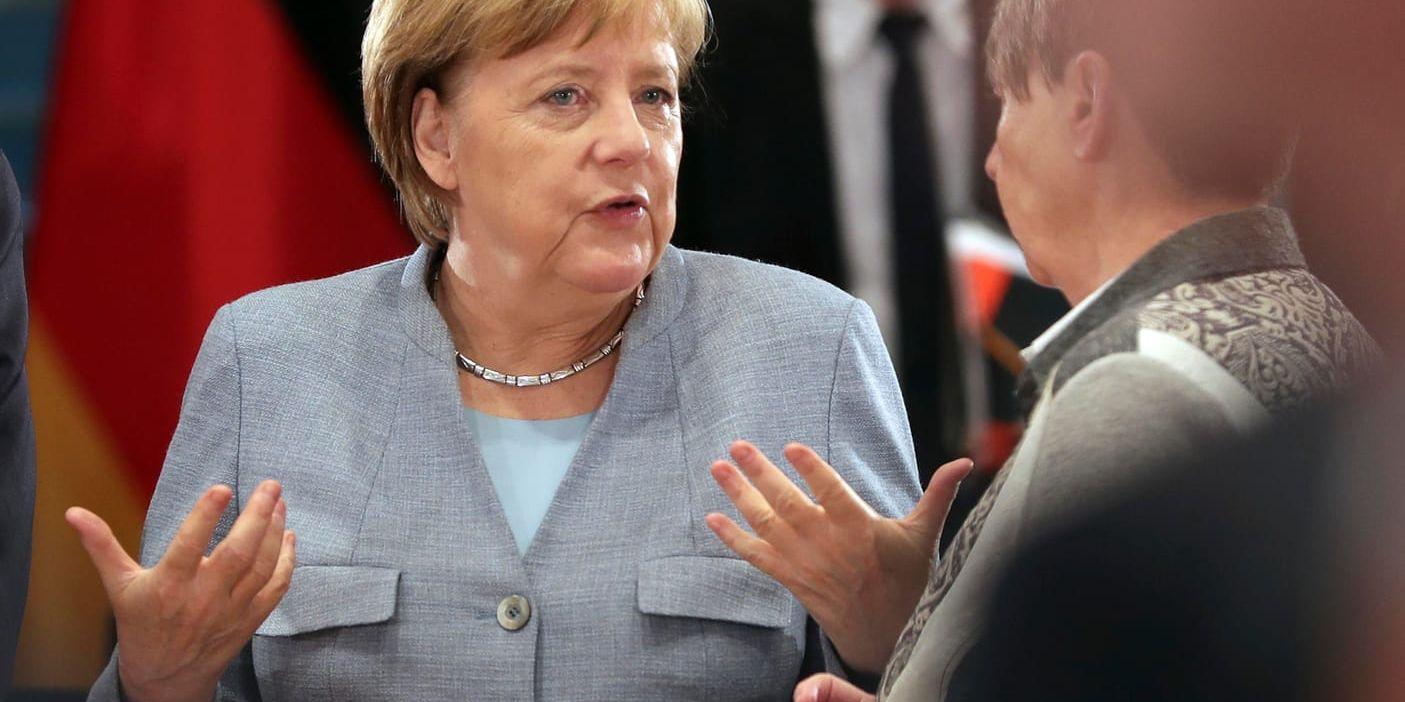 Angela Merkel pratar med sin miljöminister Barbara Hendricks i samband med tisdagens möte.