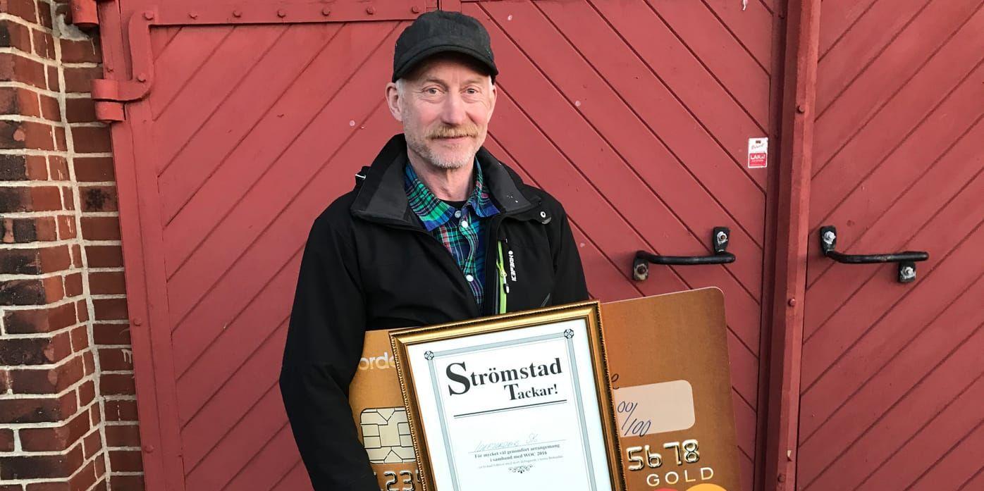 Stolt. Idefjordens SK:s ordförande Rune Sandin utanför Lokstallet med prischeck och utmärkelsen "Strömstad tackar".