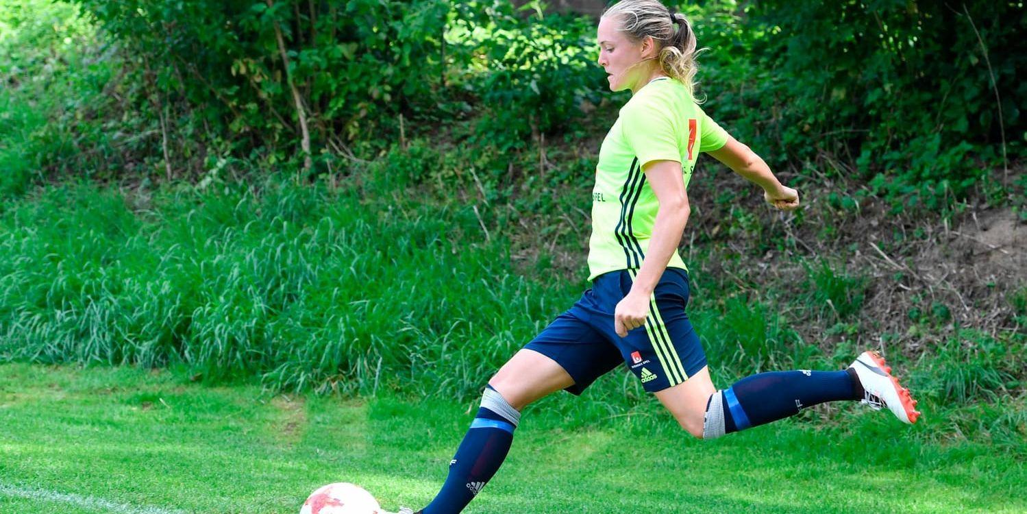 Magdalena Eriksson nötte hörnor på egen hand under fotbollslandslagets träning inför andra matchen i EM, mot Ryssland.