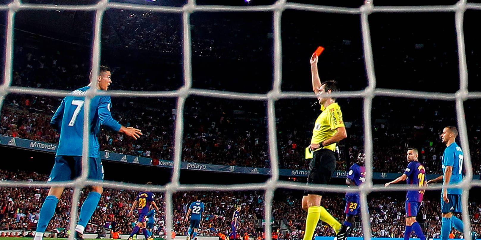 Domaren Ricardo de Burgos visade ut Real Madrids Cristiano Ronaldo i supercupmatchen mot Barcelona.