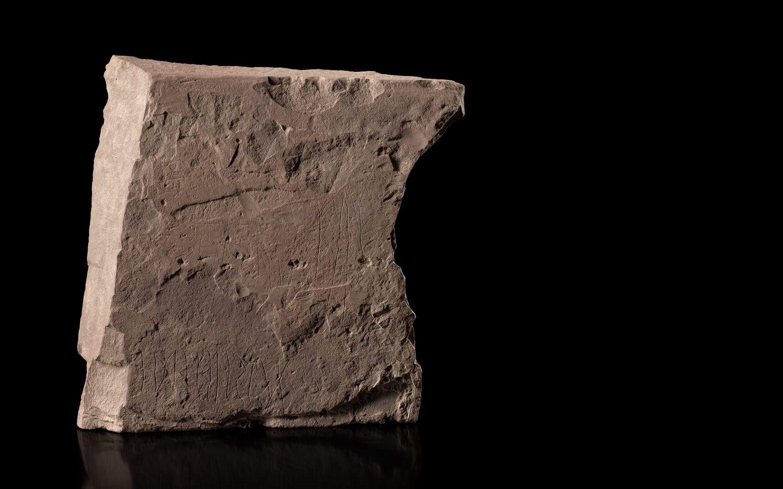 På stenen finns runor som forskarna tror bildar ett namn på en person inristade.