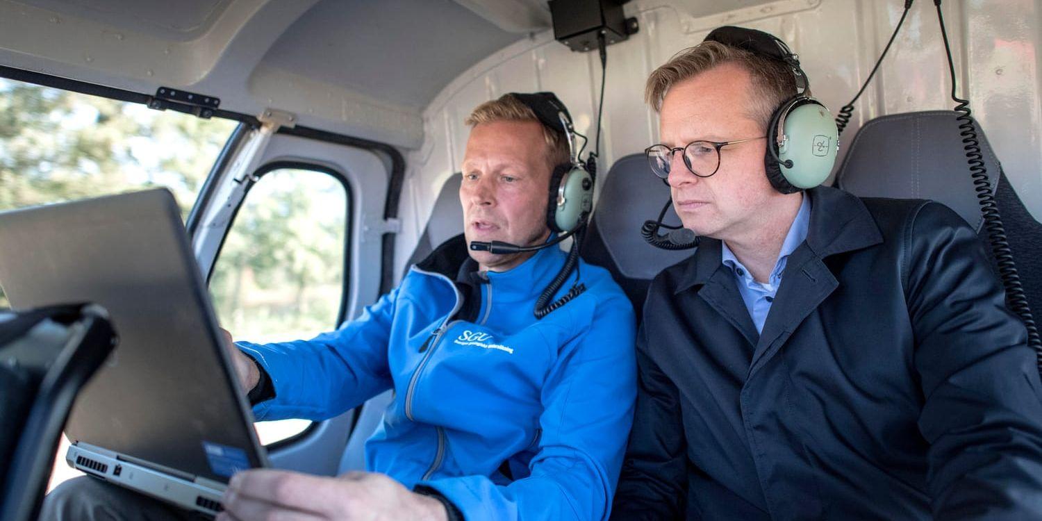 Efter regeringsbeslut lyfter nu näringsminister Mikael Damberg (S) tillsammans med projektledaren Peter Dahlqvist med helikopter för att påbörja flygmätningarna och därmed börja kartlägga förekomsten av vårt viktigaste livsmedel, dricksvattnet.