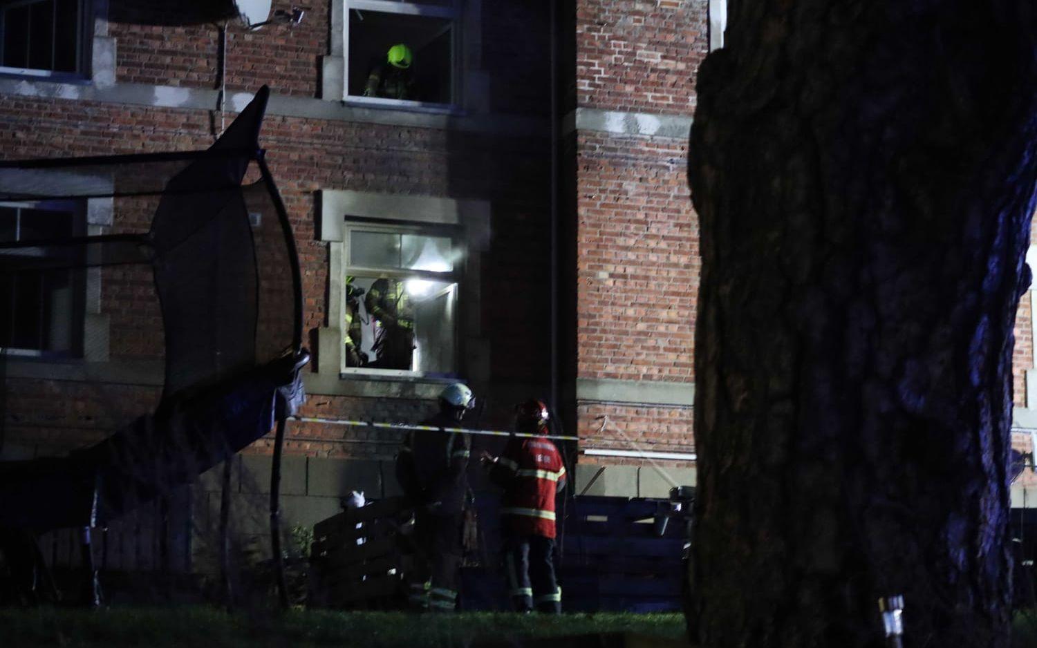 Under tisdagskvällen utbröt en omfattande källarbrand i Halden. Foto: Lars-Henrik Aas.