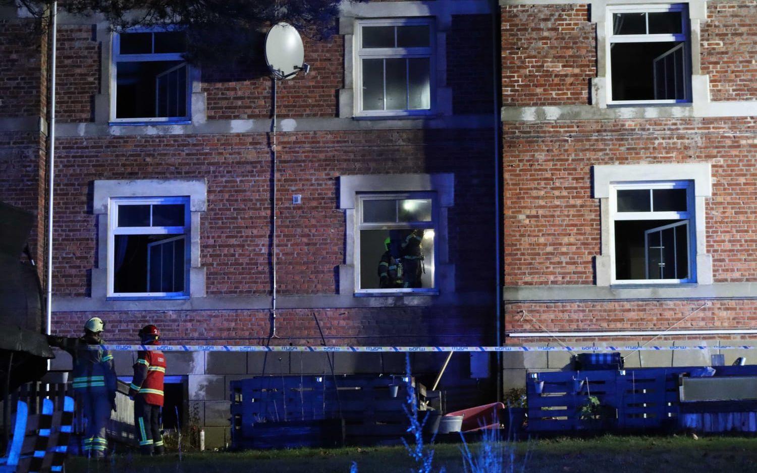 Under tisdagskvällen utbröt en omfattande källarbrand i Halden. Foto: Lars-Henrik Aas.