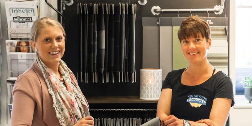 Kunden Therese Carter, till vänster, besöker Solskyddsprodukters kontor i Vänersborg där platschefen Malin Stenström tar hand om hennes ärende.