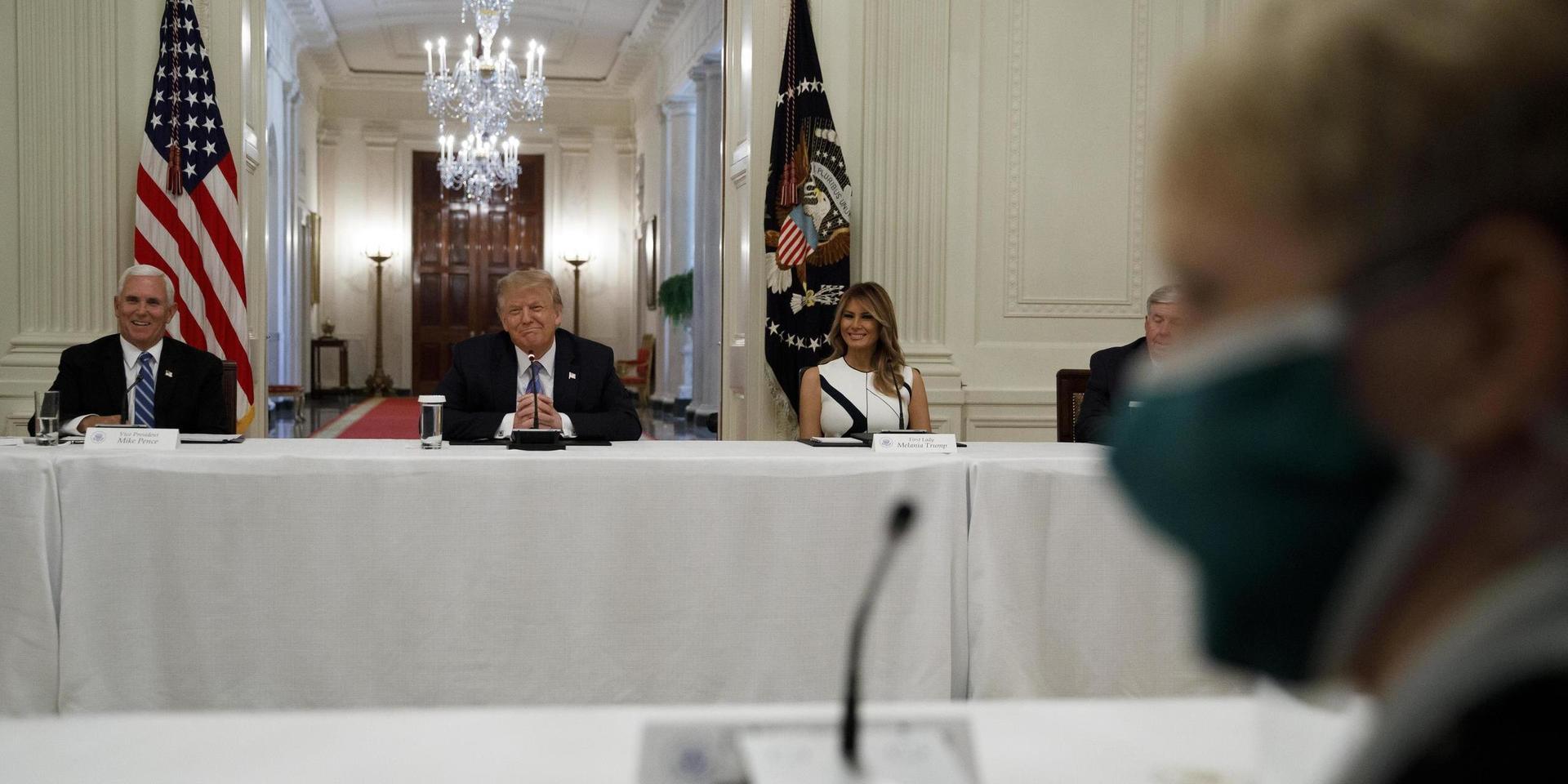 Donald Trump, flankerad av USA:s första dam Melania Trump, under ett panelsamtal om säkra skolöppningar i Vita huset i tisdags.
