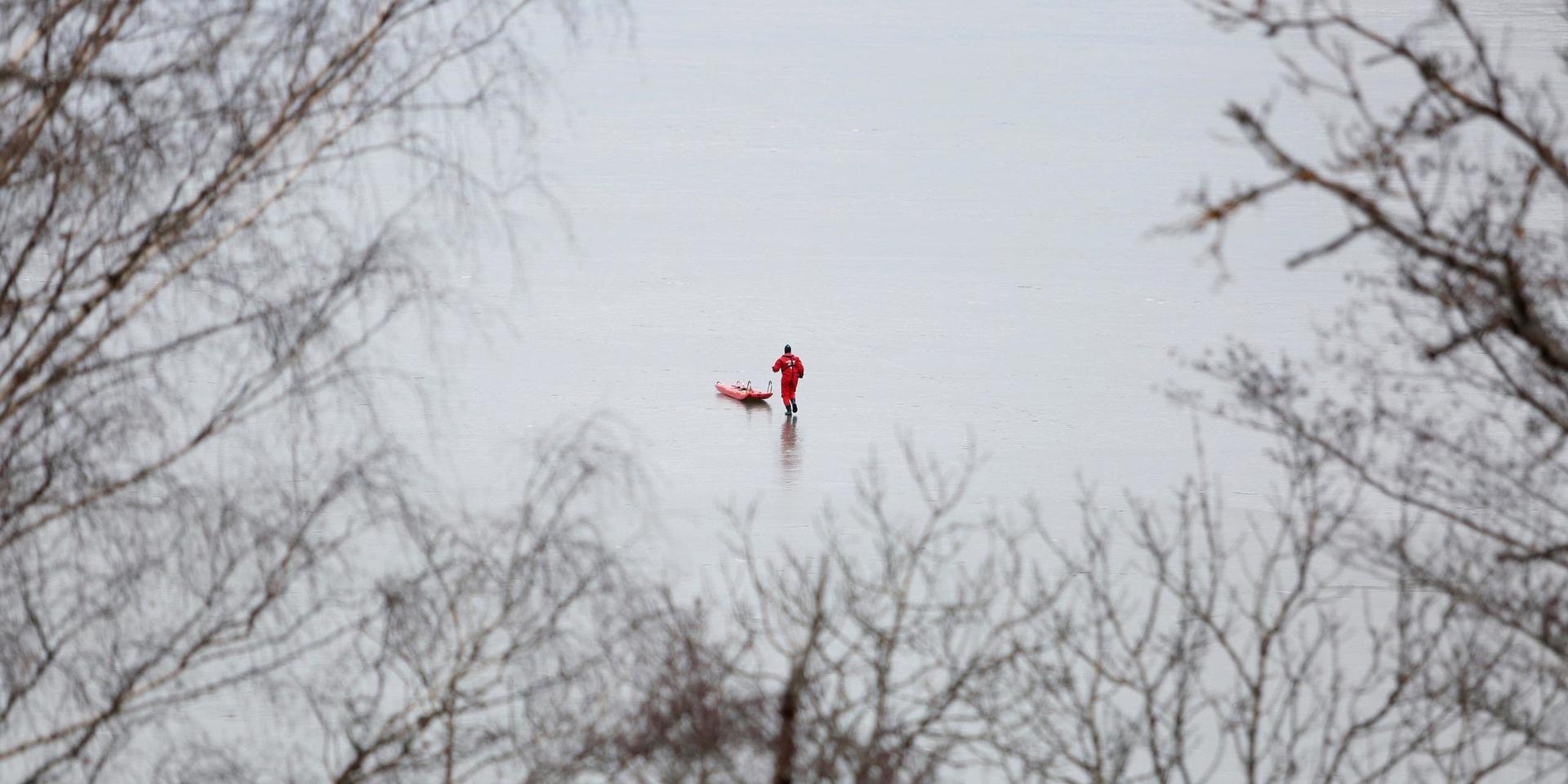 Under lördagen gick flera personer genom isen  på Mälaren utanför Bålsta.