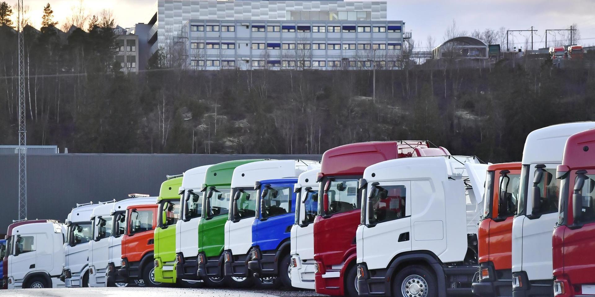 Lastbils- och busstillverkaren Scania planerar att dra ned antalet anställda med 5 000 medarbetare under hösten. Arkivbild