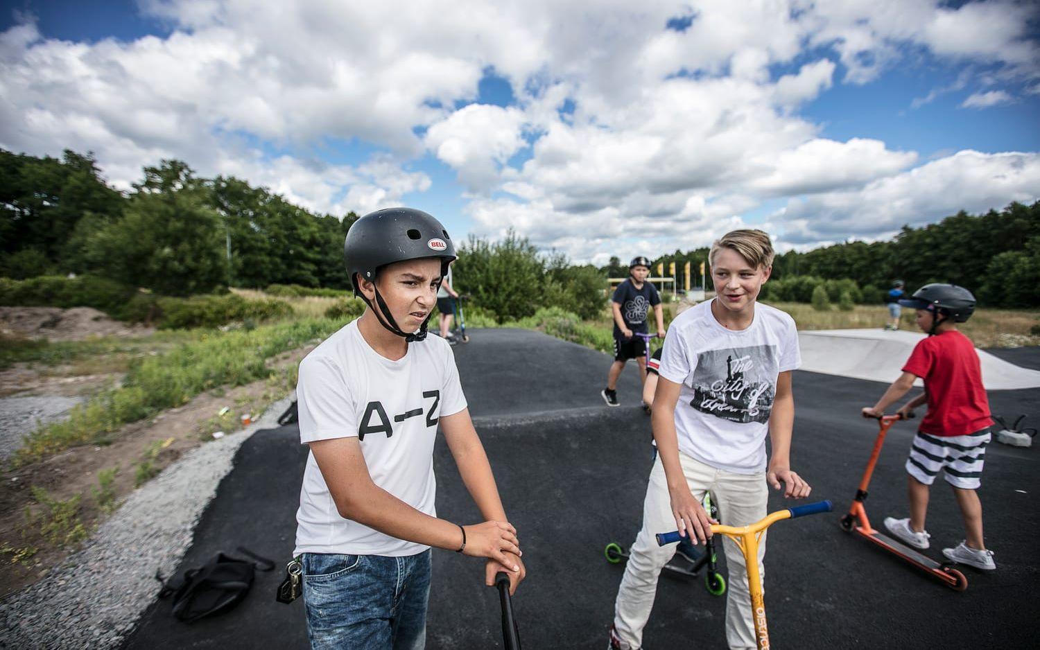 Omväxling förnöjer. Elias Hakopuro, 12, och Jonathan Sandin, 13, brukar åka kickbike i Lilla Edet, där de bor. Den nya banan i Vårvik var ett uppskattat tillskott, tyckte de.