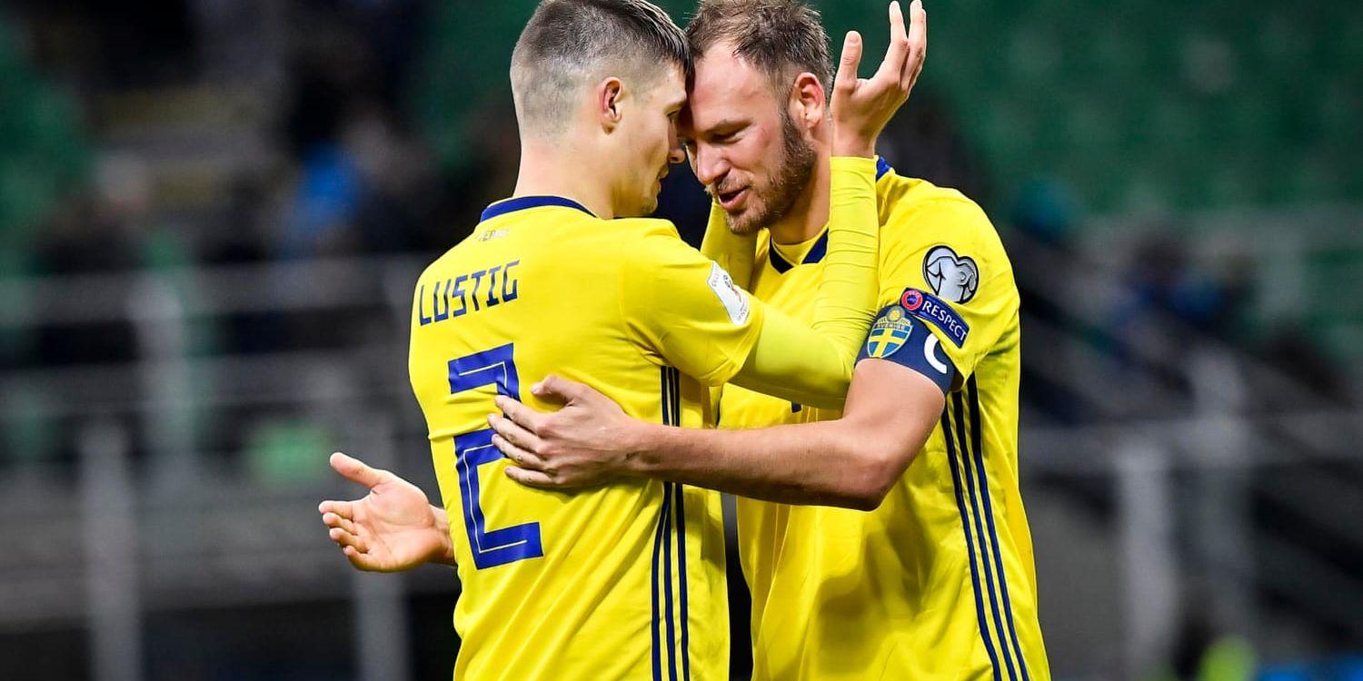 Sveriges Mikael Lustig och Andreas Granqvist jublar efter slutsignalen i måndagens avgörande VM-kvalmatch mot Italien.