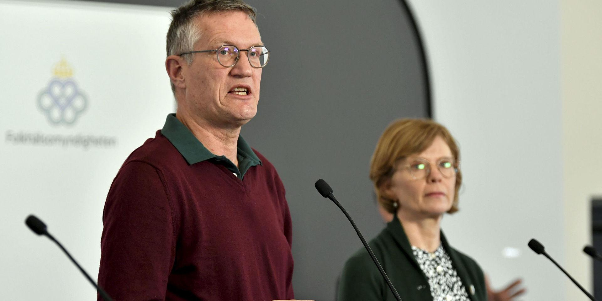Statsepidemiolog Anders Tegnell och Maria Bergstrand, tillförordnad enhetschef för operativ ledning på MSB, under en pressträff med Folkhälsomyndigheten.