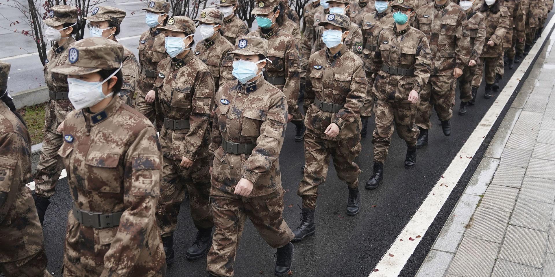 En militär vårdgrupp är på väg till ett sjukhus i Wuhan.
