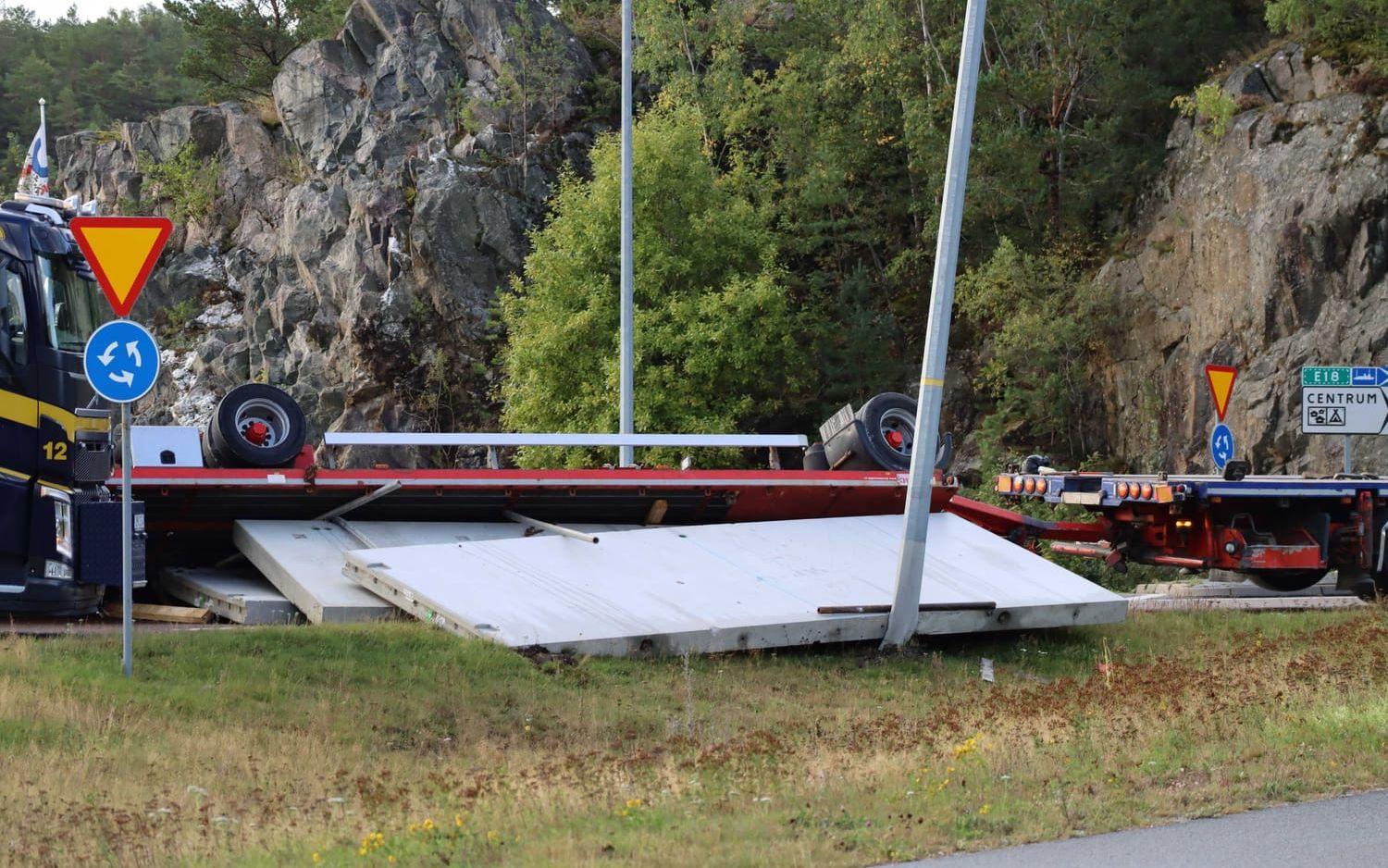 Ett släp har tappats från en lastbil i rondellen vid södra infarten till Strömstad. 