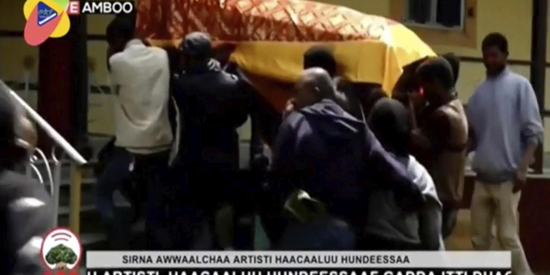 Bild från en tv-sändning av Hachalu Hundessas begravning i juli. Arkivbild.