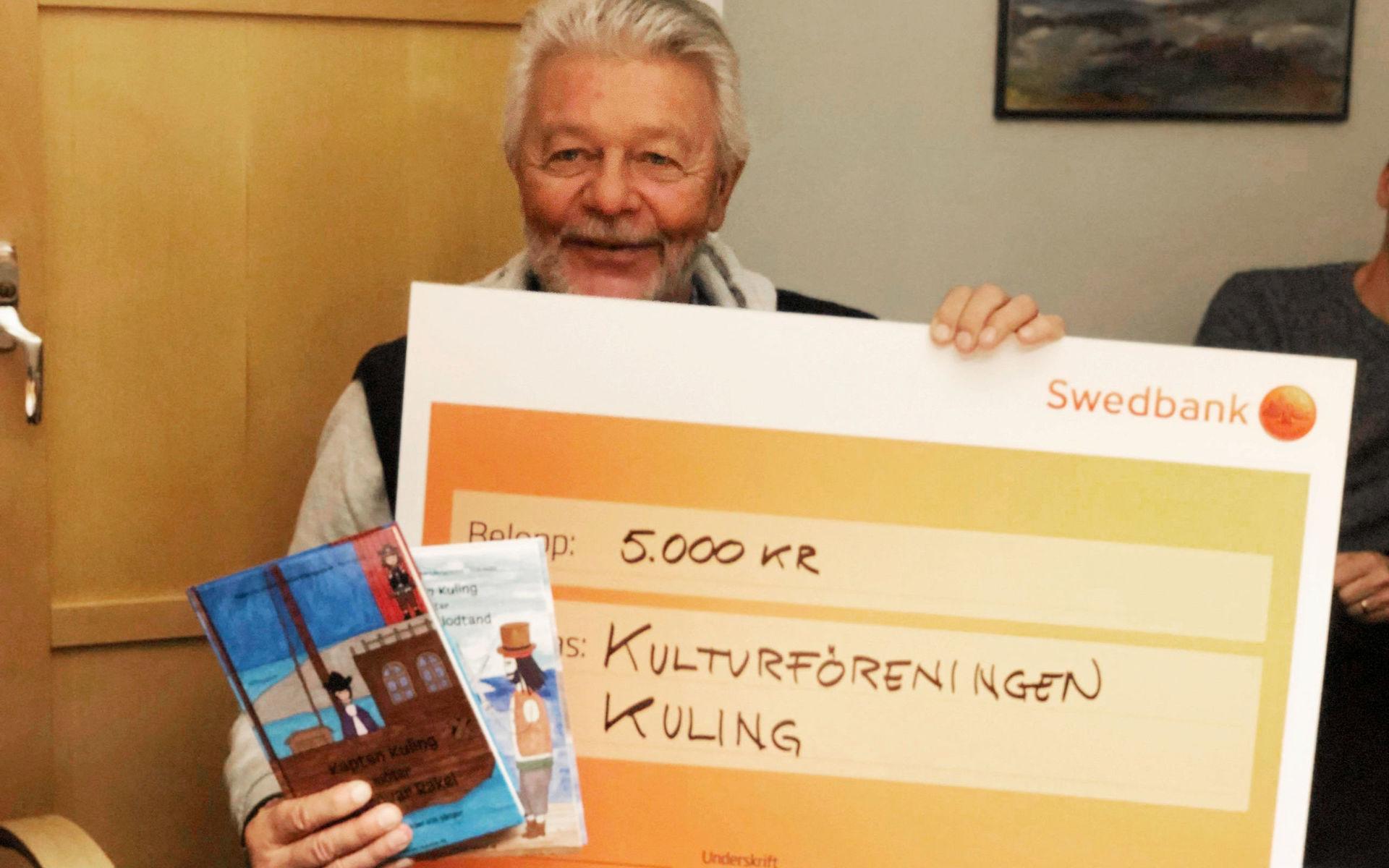 Anders Nödtveidt, Kulturföreningen Kuling, tog emot checken med glädje och tacksamhet.