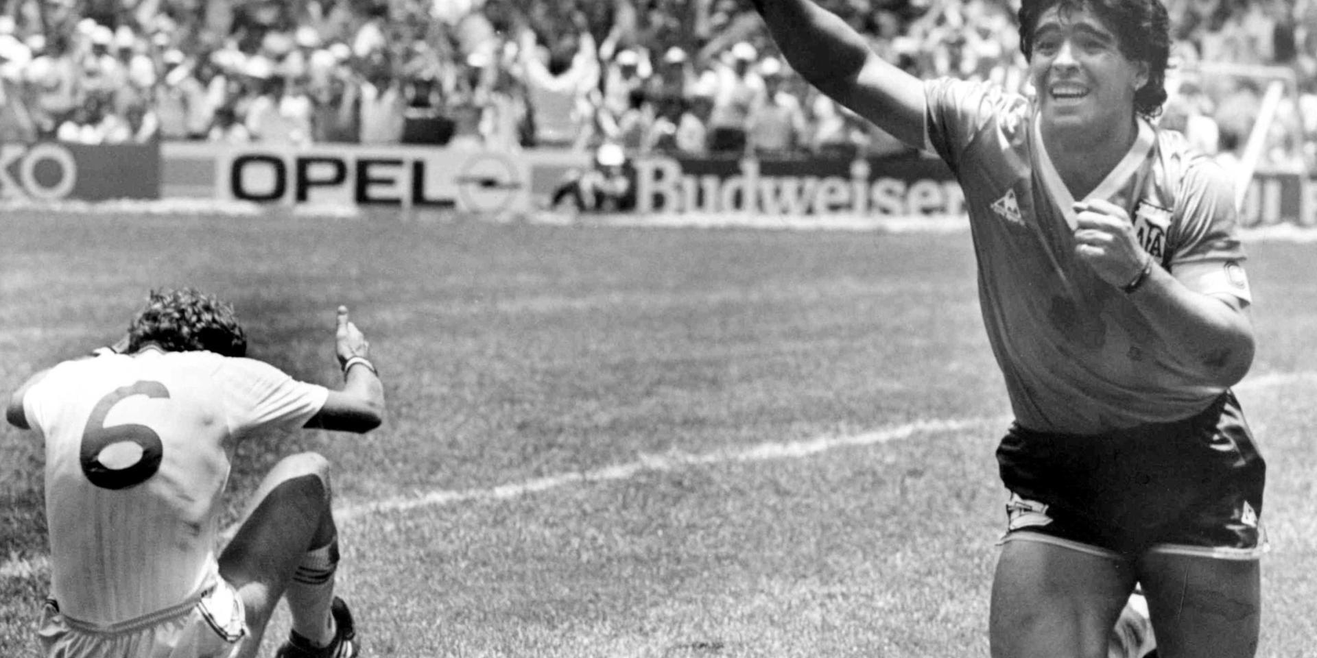 Diego Maradona jublar efter sitt klassiska 2–0-mål i VM-kvartsfinalen mot England 1986. Arkivbild.