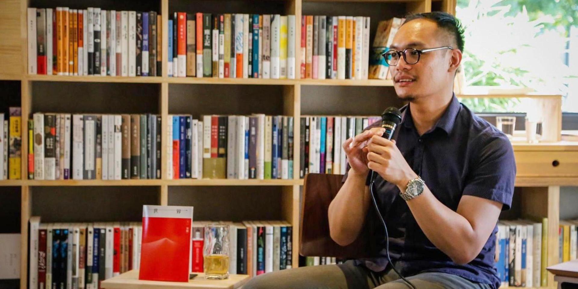 Daniel Lee, som äger den oberoende lilla bokhandeln Hong Kong Reader tänker fortsätta sälja böcker, men noga följa vilka böcker som stoppas av de kinesiska myndigheterna.