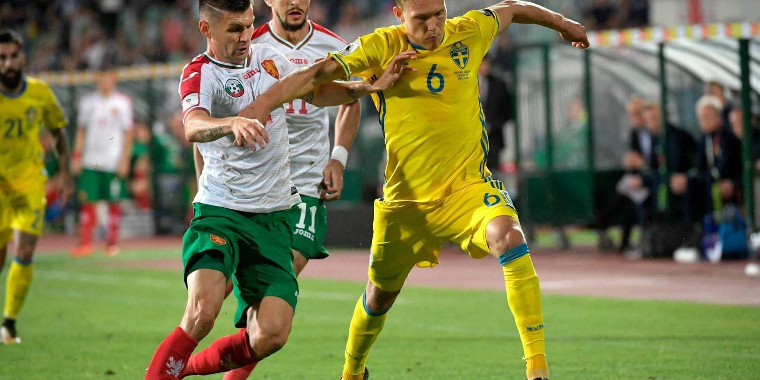 Ludwig Augustinsson i en duell i VM-kvalförlusten mot Bulgarien.