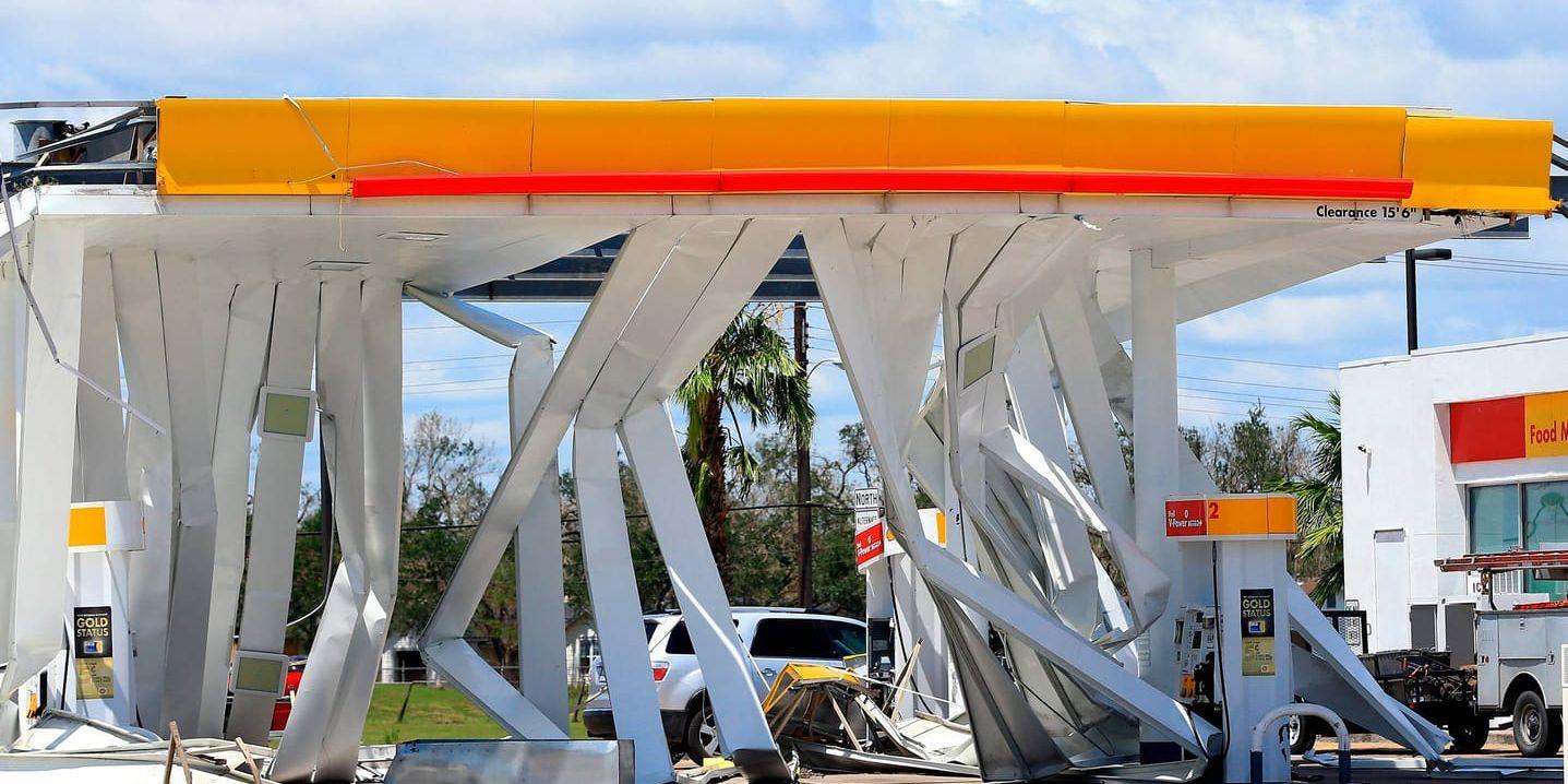 En bensinstation i Refugio, Texas, har slagits ut av monsterovädret Harvey.
