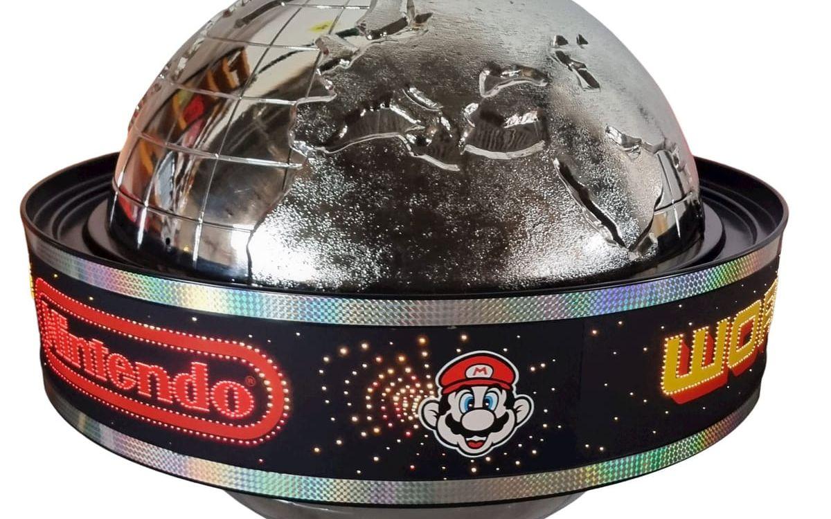 Retroskylt "World of Nintendo Revolving Fiber Optic Globe". Vinnande bud: 195 500 kronor.