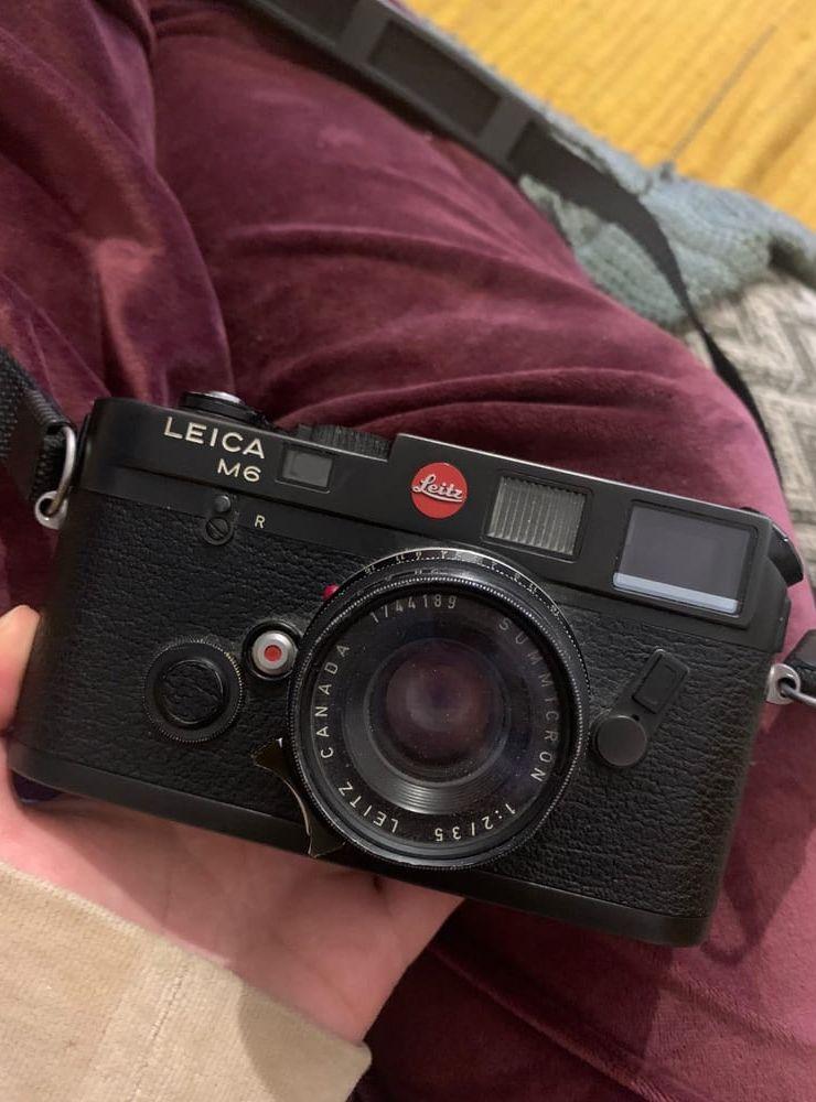 Leica M6-kamera med objektiv. Vinnande bud: 148 198 kronor.