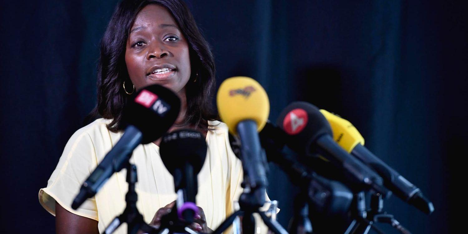 Nyamko Sabuni meddelar att hon kandiderar till posten som partiledare i Liberalerna under en pressträff i Stockholm.