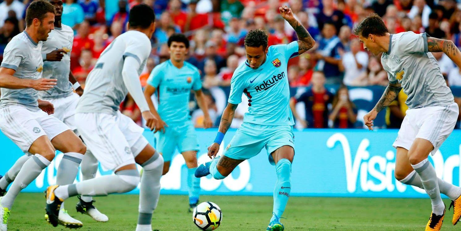 Neymar i aktion med bollen i en träningsmatch mellan Barcelona och Manchester United.