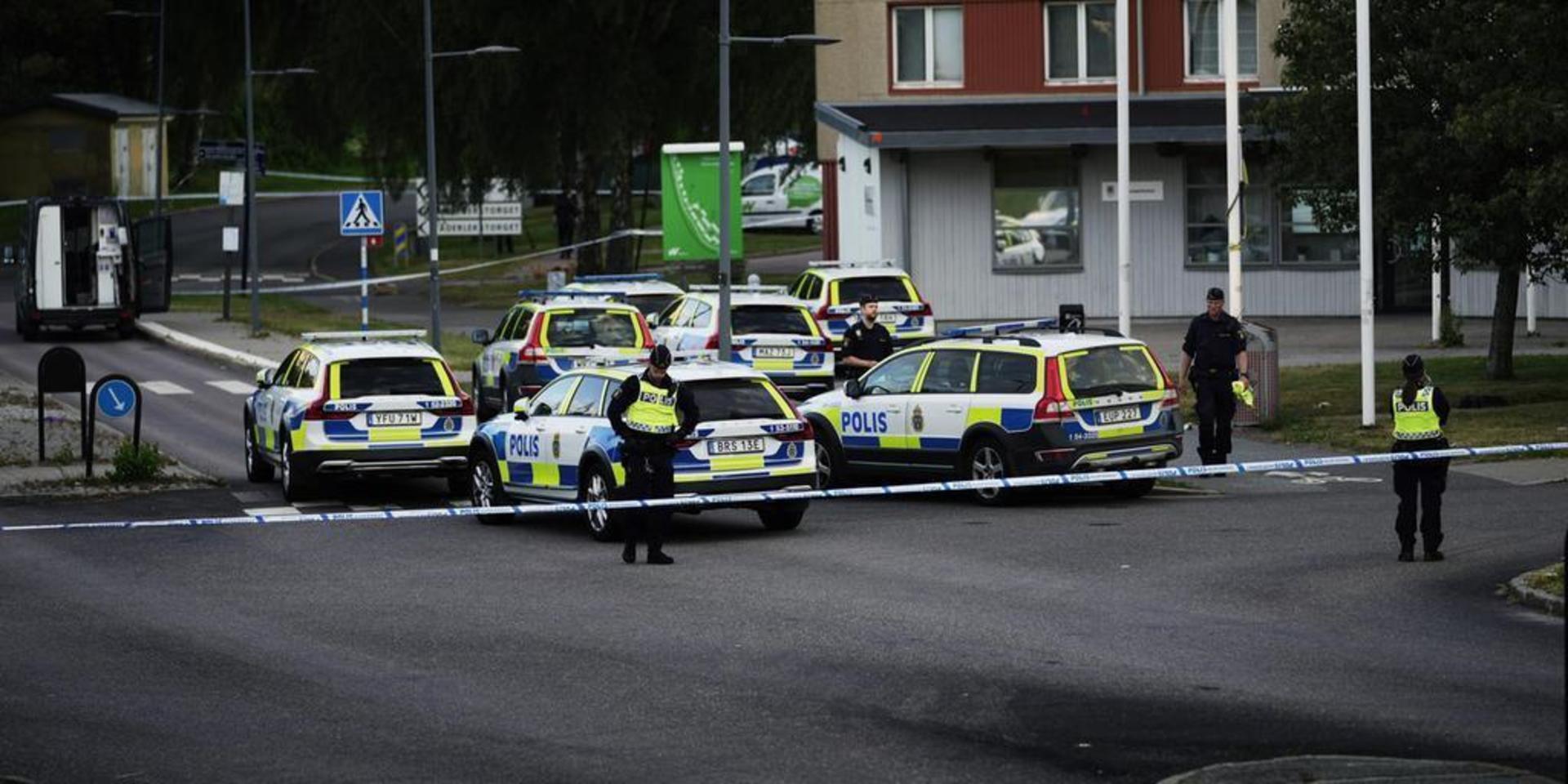 En polisman sköts till döds på Höstvädersgatan i Biskopsgården natten mot torsdag. Sedan dess har en stor polisinsats pågått. På fredagen greps en man efter att ha varit anhållen i sin utevaro. 
