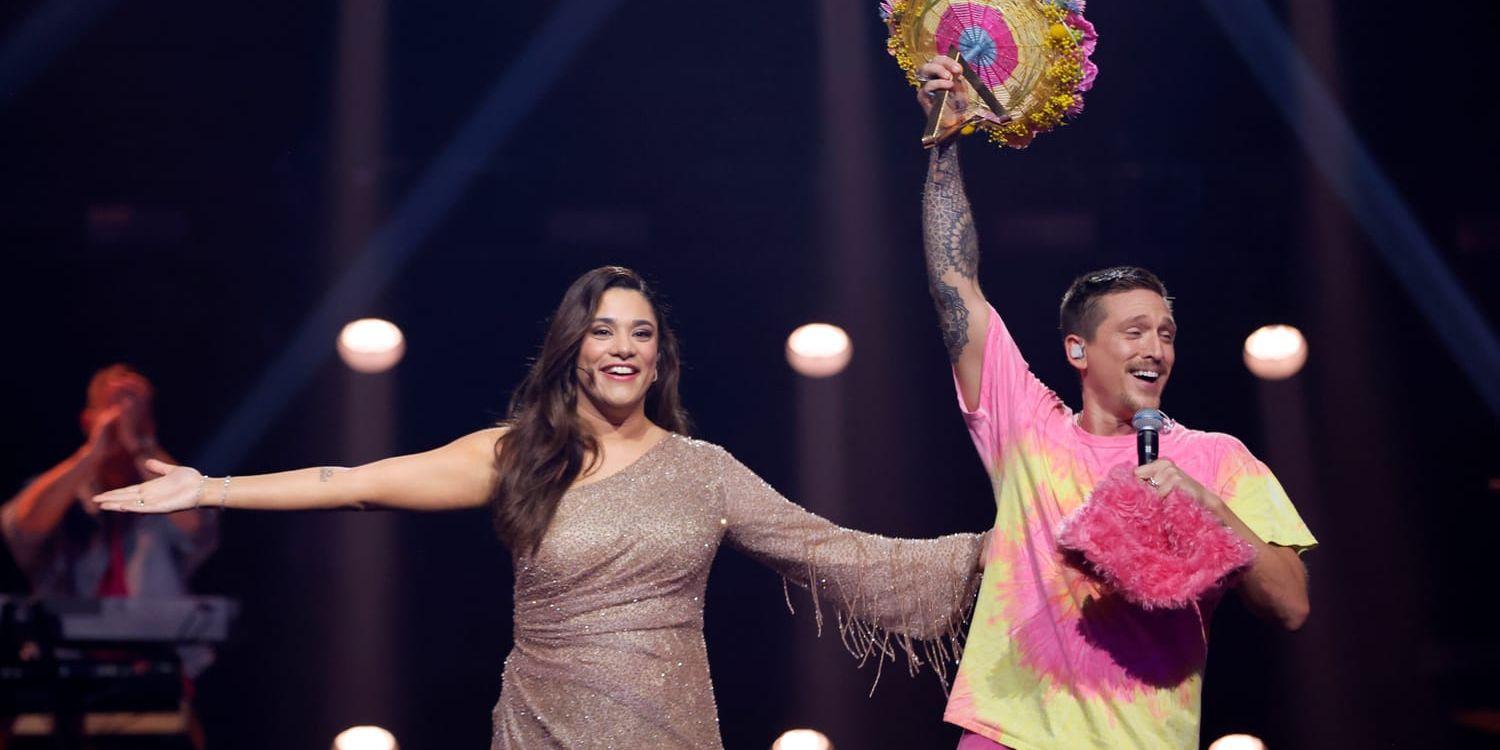 Programledaren Farah Abadi gratulerar Danny Saucedo i samband med att han blir invald i Melodifestivalens Hall of Fame.