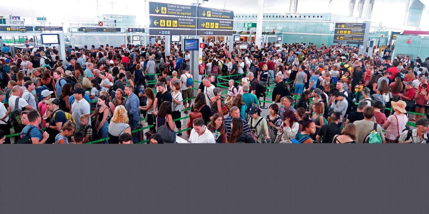 Människor står i kö till passkontrollen på flygplatsen i Barcelona. Arkivbild.