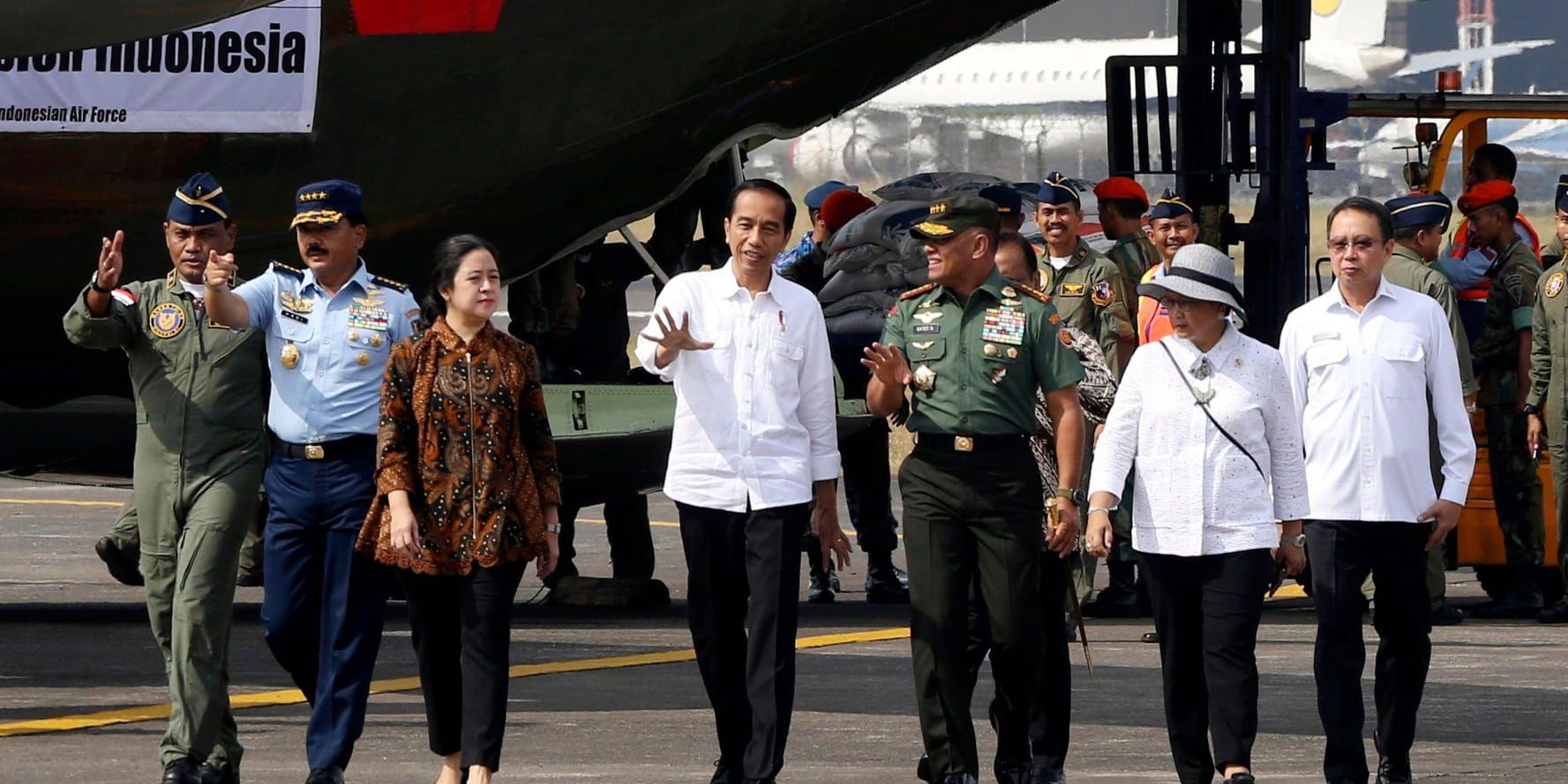 Indonesiens president Joko Widodo i samspråk med landets försvarschef Gatot Nurmantyo. Arkivbild.
