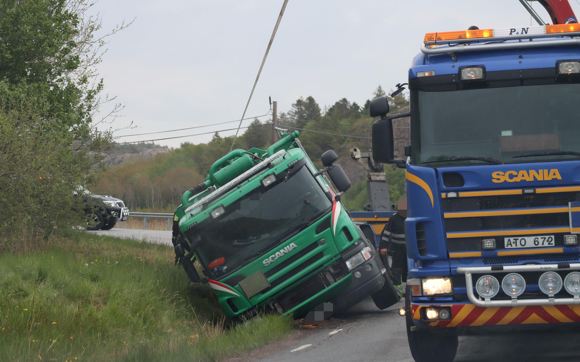 En lastbil körde på tisdagsförmiddagen av vägen vid  Saltebro i Hamburgsund.