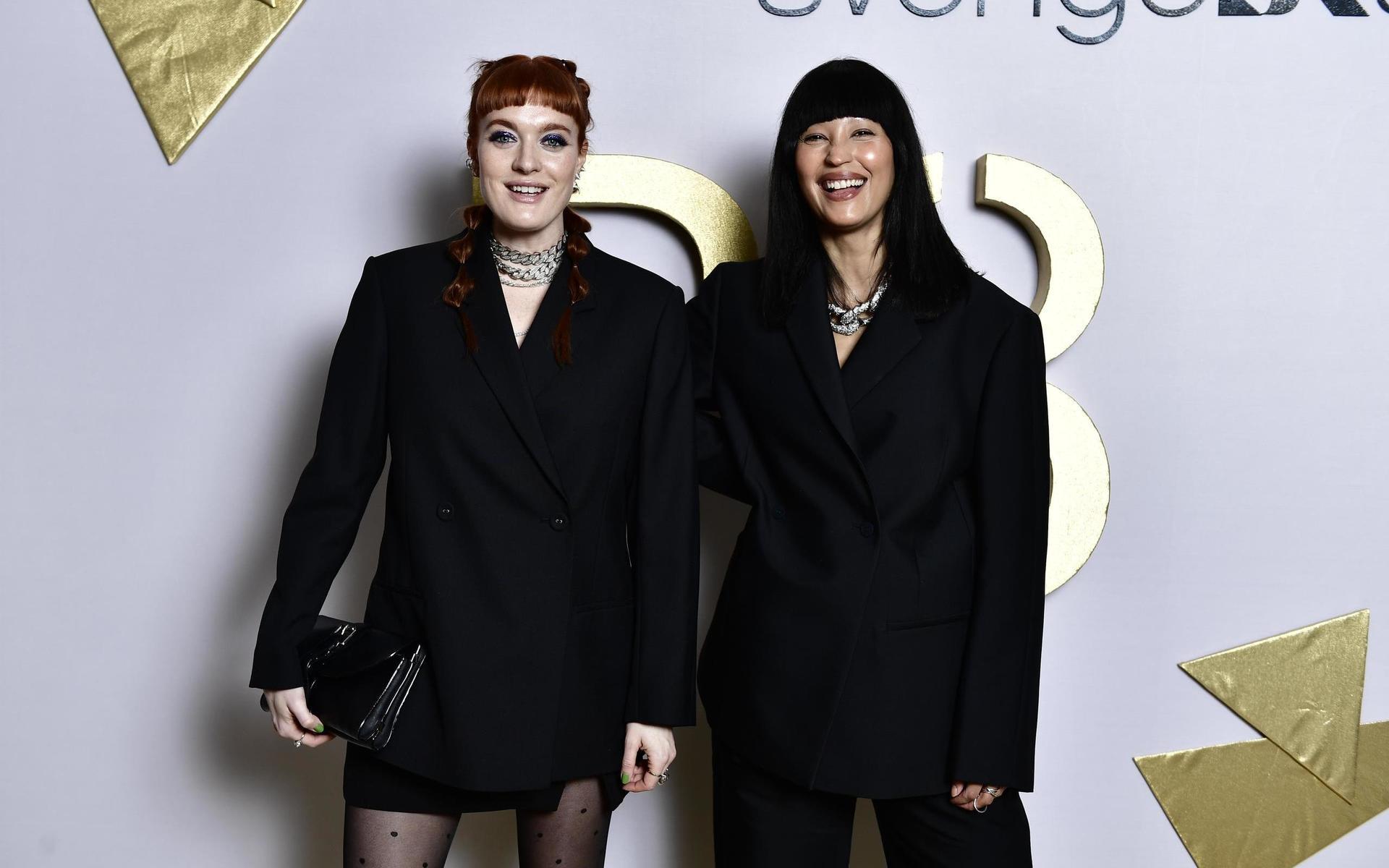 Icona Pop, Caroline Hjelt och Aino Jawo, på röda mattan. Duon var nominerade i Årets grupp.