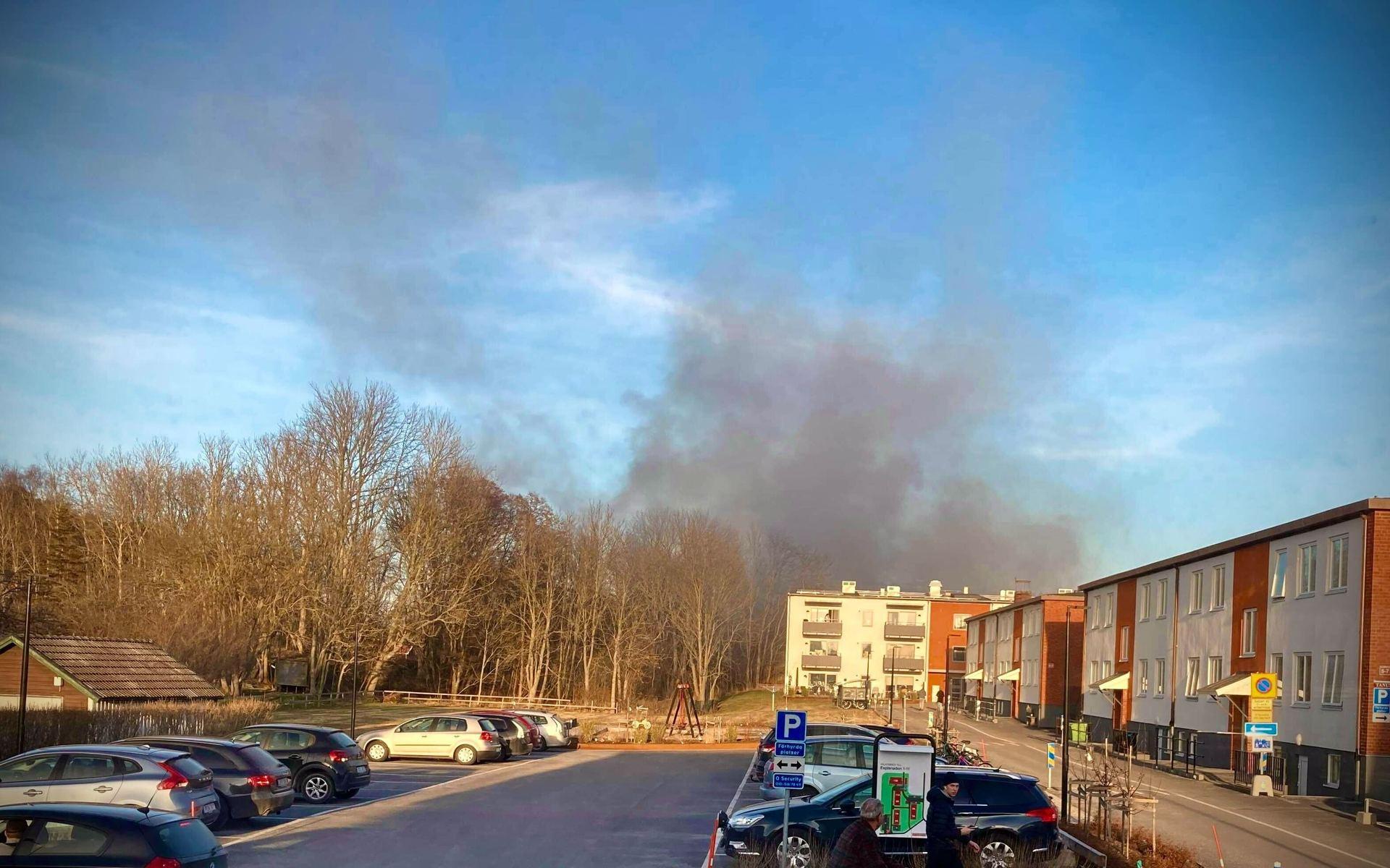 Brandröken syntes på håll i Grebbestad. 
