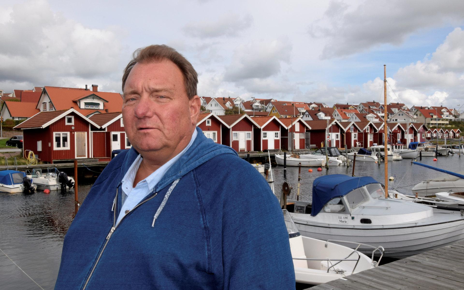 Mats Abrahamsson (M), kommunalråd i Sotenäs, menar att de planerade vindkraftsparkerna ”kommer att förändra vår unika kust för överskådlig framtid. Till detta experiment säger jag definitivt nej”.