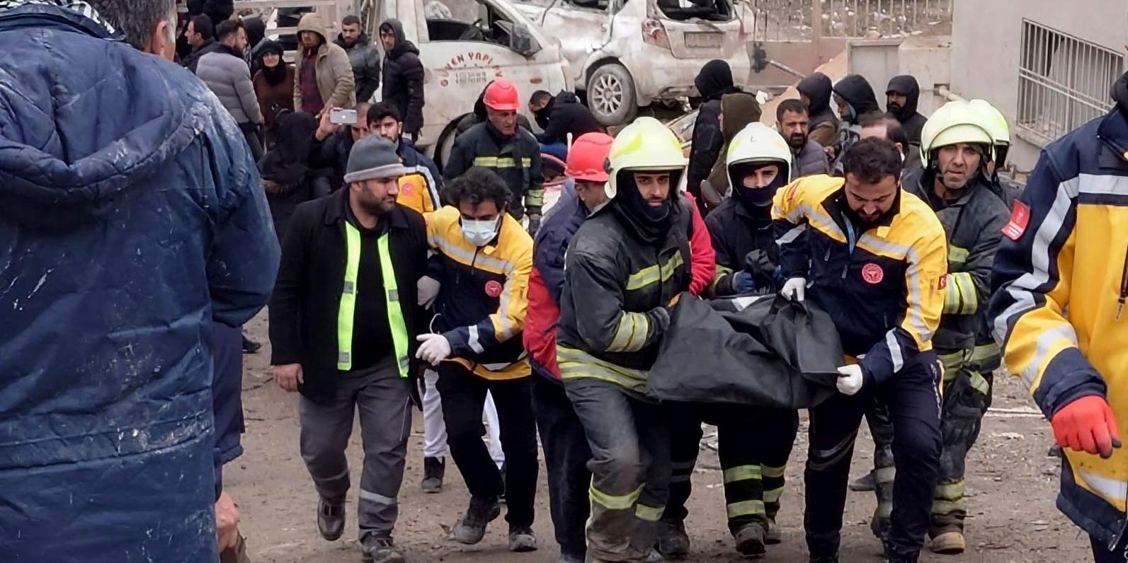 Räddningsarbetare bär bort ett jordbävningsoffer i staden Diyarbakir i sydöstra Turkiet.