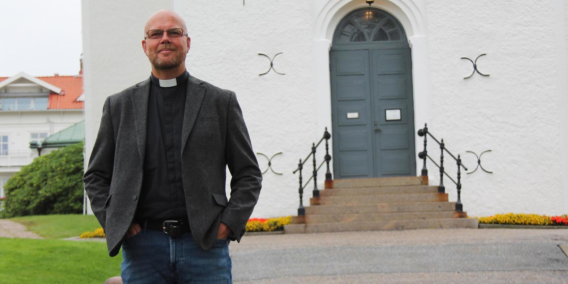 Kyrkoherde Magnus Sälde välkomnar församlingen tillbaka till gudstjänsterna.