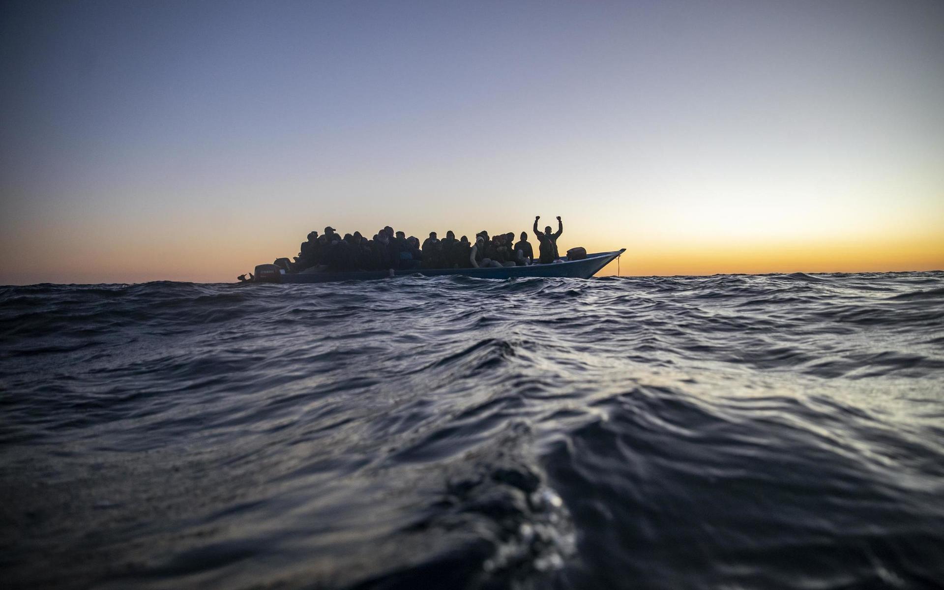 Runt 130 personer dog när en gummibåt förliste på Medelhavet utanför Libyens kust  den 22 april.