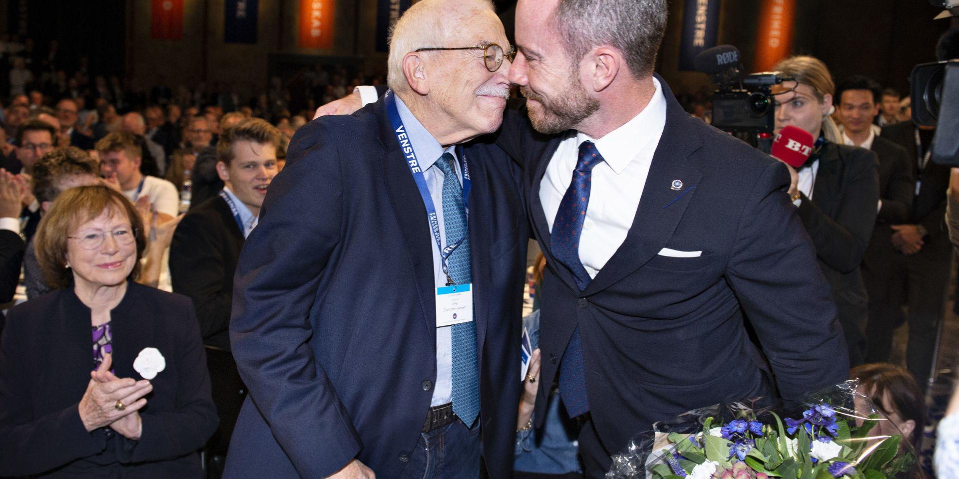 Jakob Ellemann-Jensen gratuleras av sin far Uffe Ellemann-Jensen, som också ledde partiet 1984-1998. 