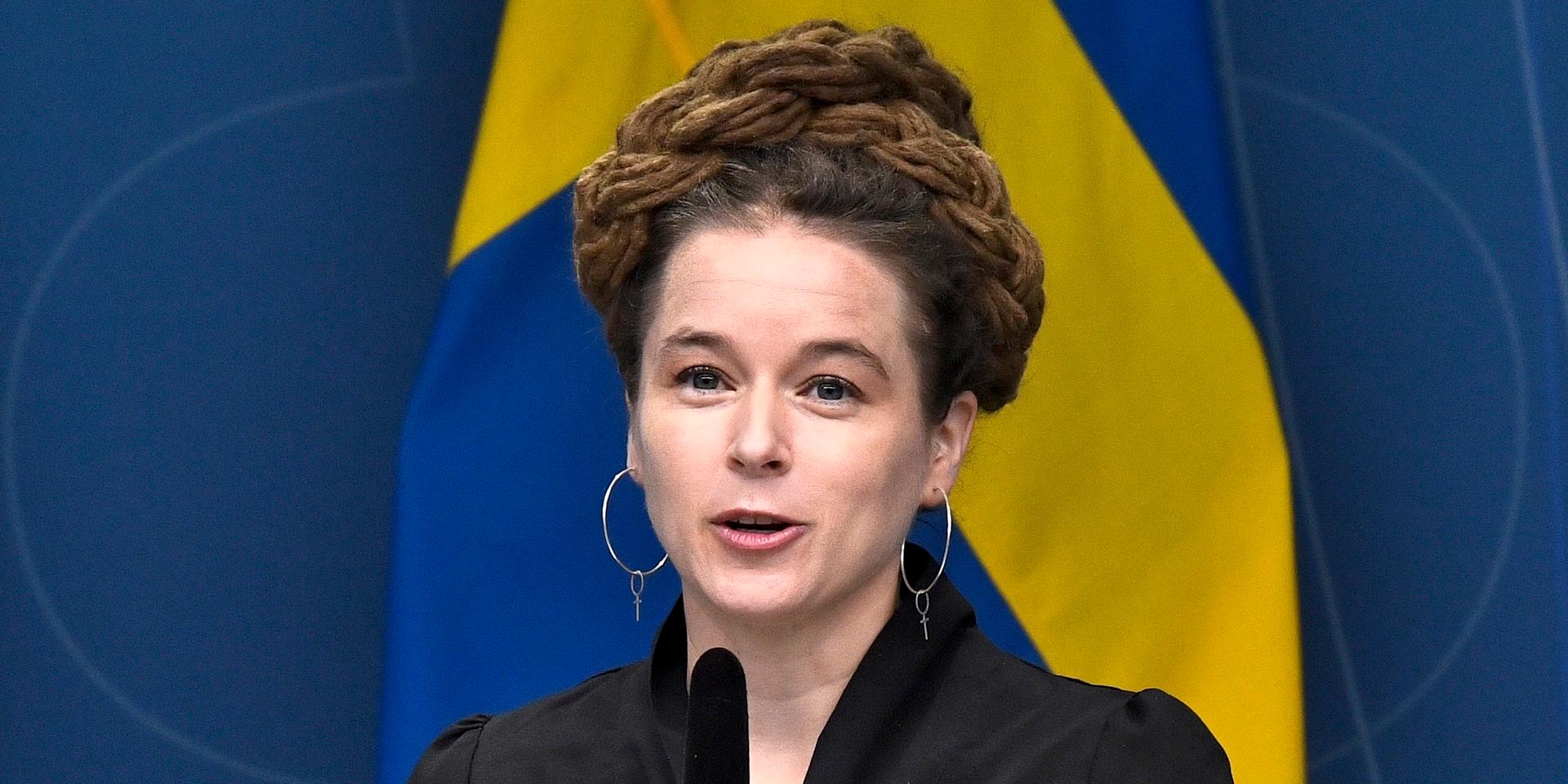Kultur- och idrottsminister Amanda Lind (MP). På torsdagen meddelade hon att man inte kommer att använda vaccinationspass för tillfället i Sverige.