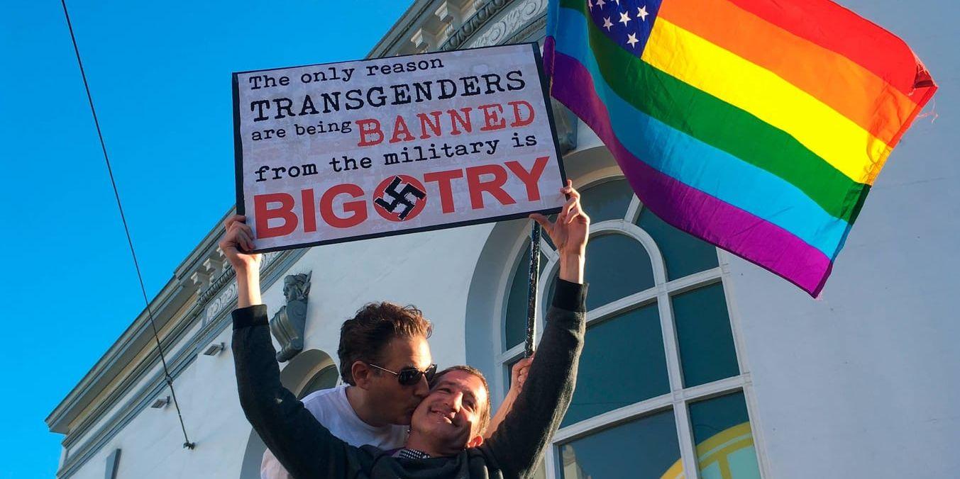 Protester i juli mot planerna på att förbjuda transpersoner inom den amerikanska militären. Arkivbild.